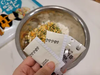 해풀잎 누구나 김밥*1ea [(혼합야채 35g *1ea,  김밥김 (5g, 5ea),  양념간장 (6g, 5ea), 참기름(5g, 2ea)] — 5점을 준 리뷰어가 2022년 10월 올린 사용 사진