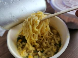NISSIN 닛신 컵누들  4종 - 씨푸드오리지날, 씨푸드 스파이시, 씨푸드 커리, 씨푸드 XO소스 — 5점을 준 리뷰어가 2022년 4월 올린 사용 사진