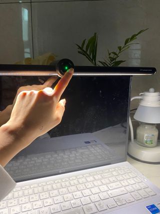 TOMO GRAPHY 나 있을땐 환한 조명 나 없을땐 확실한 살균 ★ DESK LIGHT & STERILIZER [ON] ★ — 4점을 준 리뷰어가 2021년 11월 올린 사용 사진