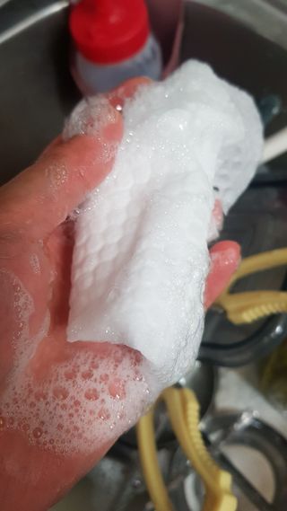 부직포나라 중금속유해물질ZERO 뜯어쓰는 주방 일회용수세미 60매 2매 — 4점을 준 리뷰어가 2022년 9월 올린 사용 사진