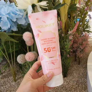 홀리키 체리 블러썸 화이트닝 바디 선 로션 — 5점을 준 리뷰어가 2023년 6월 올린 사용 사진