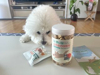 [펫시밀] 원물그대로 영양듬뿍 진공동결건조 북어트릿75g,치킨트릿100g,연어트릿75g 강아지 고양이 간식 — 5점을 준 리뷰어가 2023년 5월 올린 사용 사진