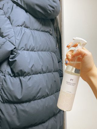 [엠메이데이] 드레스클리어 퍼퓸 스프레이 300ml 프리지아 가든향+프리지아 파출리향 — 5점을 준 리뷰어가 2022년 1월 올린 사용 사진
