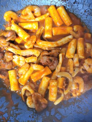 화끈한녀석들 새오똥400g 새우,오징어,똥집 볶음요리 소스,밀떡, 참기름 포함 — 5점을 준 리뷰어가 2022년 12월 올린 사용 사진