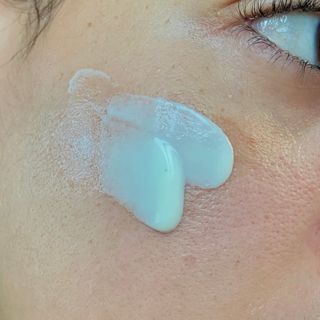 프리마인 선크림만 바꿨을 뿐인데 매일 물 2L챙겨먹고 기초케어 완벽하게 한 물빛피부 완성,셀라브UV프로텍터 — 5점을 준 리뷰어가 2023년 8월 올린 사용 사진