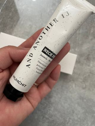멈칫(MUMCHIT) 넥퍼퓸 NECKPERFUME 2가지 향 — 3.5점을 준 리뷰어가 2021년 11월 올린 사용 사진
