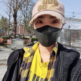 위케어 KF94 마스크 숨쉬기편한 귀안아픈마스크 국산원부자재 사용 식약처 승인 마스크 — 5점을 준 리뷰어가 2021년 3월 올린 사용 사진
