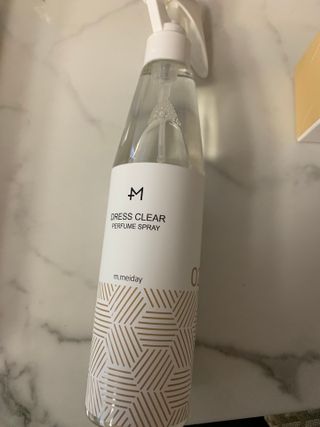 [엠메이데이] 드레스클리어 퍼퓸 스프레이 300ml 프리지아 가든향+프리지아 파출리향 — 5점을 준 리뷰어가 2021년 12월 올린 사용 사진