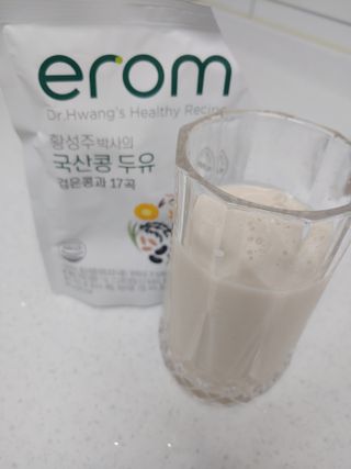 이롬 황성주 박사의 국산콩 두유 검은콩과 17곡 프리미엄 — 3점을 준 리뷰어가 2021년 5월 올린 사용 사진