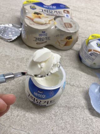 매일바이오 그릭요거트 오리지널 플레인 4개, 로스터리 커피믹스 4개 — 5점을 준 리뷰어가 2021년 12월 올린 사용 사진