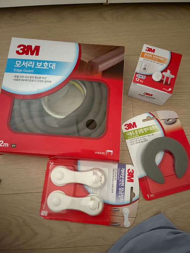 3M 유아안전 4종세트-전기소켓커버 + 모서리보호대 + 서랍안전잠금장치 + 문닫힘보호대 리뷰 사진