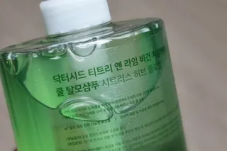 닥터시드 티트리 앤 라임 비건 지성케어 쿨 탈모 샴푸 (1000ml) — 5점을 준 리뷰어가 2023년 12월 올린 사용 사진
