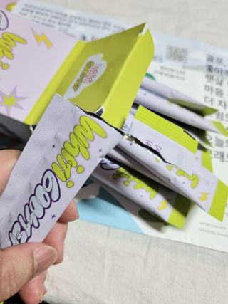 [1박스 구매평] 휘티부스터 데일리 샤인 스틱 선&브라이트닝 케어 이너뷰티 — 5점을 준 리뷰어가 2025년 7월 올린 사용 사진