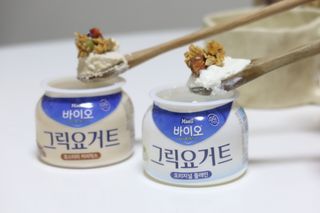 매일바이오 그릭요거트 오리지널 플레인 4개, 로스터리 커피믹스 4개 — 3.5점을 준 리뷰어가 2021년 12월 올린 사용 사진