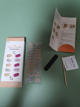 [네일가게] 햇빛에 닿으면 색이 변하는 신기한 햇살 반전 네일스티커 — 5점을 준 리뷰어가 2021년 8월 올린 사용 사진