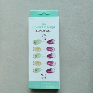 [네일가게] 햇빛에 닿으면 색이 변하는 신기한 햇살 반전 네일스티커 — 2.5점을 준 리뷰어가 2021년 8월 올린 사용 사진
