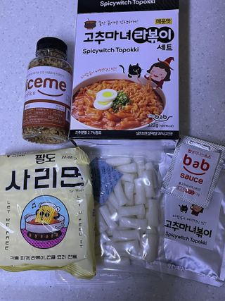 더밥  고추마녀 라볶이 +  나이스미 무설탕 현미후레이크 — 5점을 준 리뷰어가 2021년 10월 올린 사용 사진