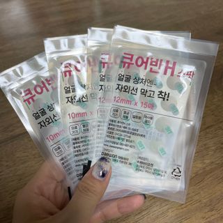 [큐어반H 스팟] 자외선 99프로 차단되는 스틱타입 스팟밴드(1팩 / 66매입) — 5점을 준 리뷰어가 2022년 11월 올린 사용 사진