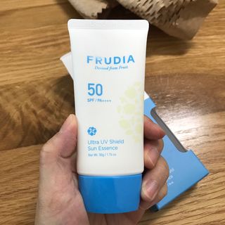 틱톡 [후르디아] 백탁NO! 화잘먹 수분광 선 에센스✨ — 5점을 준 리뷰어가 2023년 8월 올린 사용 사진