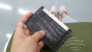 헤임달 Glossy 악어가죽 카드지갑 — 5점을 준 리뷰어가 2021년 5월 올린 사용 사진