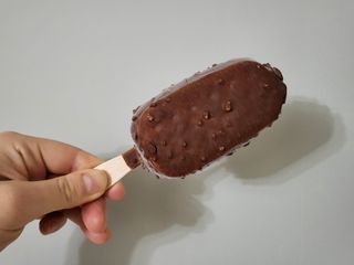 롯데제과 본젤라또 비스킷&바닐라카라멜바, 본젤라또 베리쇼콜라컵 — 5점을 준 리뷰어가 2021년 11월 올린 사용 사진