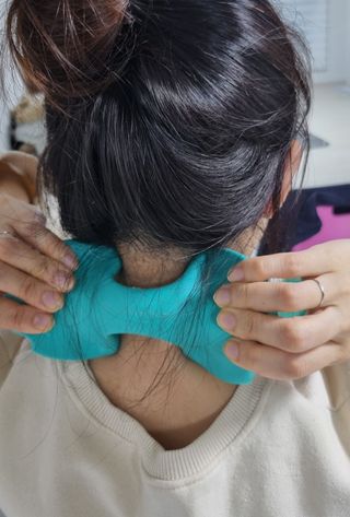 힐니스북 [힐마이넥]   거북목 통증완화를 위한 휴대용 목 안마기 — 5점을 준 리뷰어가 2022년 12월 올린 사용 사진