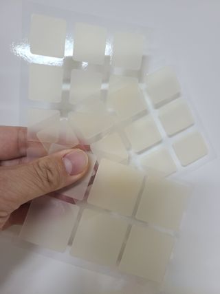 [큐어반H 커팅] 간편하게 떼서 쓰는 자외선차단 습윤밴드 (1팩/30매입) — 5점을 준 리뷰어가 2022년 12월 올린 사용 사진