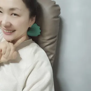 힐니스북 [힐마이넥]   거북목 통증완화를 위한 휴대용 목 안마기 — 5점을 준 리뷰어가 2022년 12월 올린 사용 사진