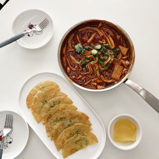 [푸딩팩토리] 즉석누들떡볶이 540g + 대구전통 납작만두 260g — 5점을 준 리뷰어가 2022년 12월 올린 사용 사진