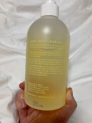 아미퓨어 두피 관리는 천연계면활성제와 함께 라이크 어 노푸 샴푸 — 5점을 준 리뷰어가 2021년 6월 올린 사용 사진