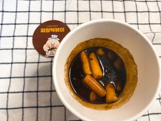 유비쿡 컵떡볶이 매운컵떡볶이2개/ 짜장컵떡볶이 2개  총 4개세트 — 5점을 준 리뷰어가 2021년 3월 올린 사용 사진