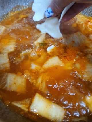 [푸딩팩토리] 얼큰김치수제비 350g  / 우삼겹 김치찌개 185g — 5점을 준 리뷰어가 2022년 10월 올린 사용 사진