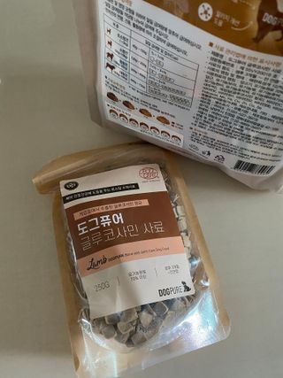 도그퓨어 피부와모질/혼합유산균/글루코사민 유기농 로스팅 사료 — 4점을 준 리뷰어가 2021년 10월 올린 사용 사진