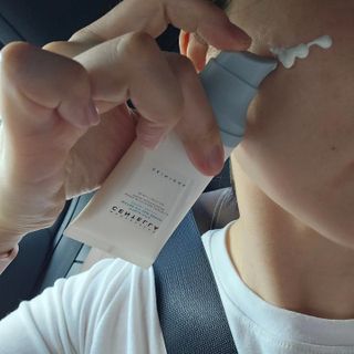 [스킨1004] 마다가스카르 센텔라 히알루-시카 워터핏 선세럼 50ml — 5점을 준 리뷰어가 2024년 6월 올린 사용 사진