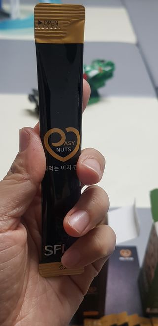 짜먹는 이지견과 짜먹는 이지아몬드, 짜먹는 이지허니피넛, 짜먹는 이지캐슈넛 각 10g X  10포 — 4점을 준 리뷰어가 2021년 2월 올린 사용 사진