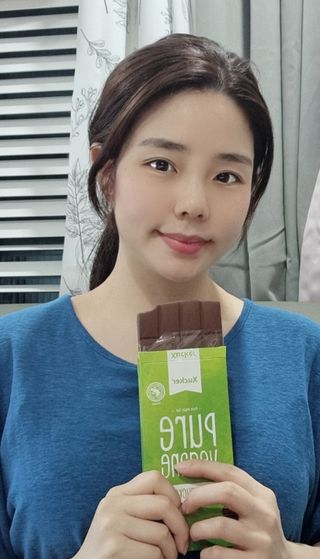 당류2g 자일리톨로 단맛을낸 슈카 퓨어비건 무설탕초콜릿 Xucker vegan 2개입 — 5점을 준 리뷰어가 2021년 4월 올린 사용 사진