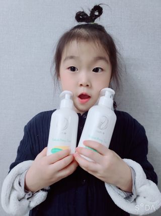 mom e 맘이 내추럴 베이비 케어 샴푸앤바스+로션 — 5점을 준 리뷰어가 2021년 1월 올린 사용 사진