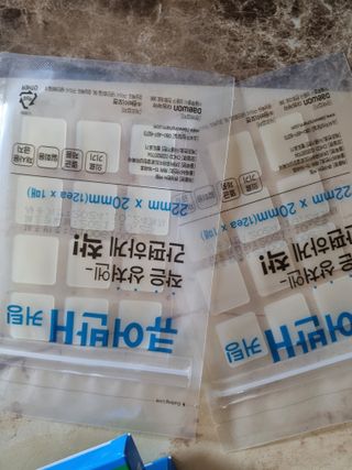 [큐어반H 커팅] 간편하게 떼서 쓰는 자외선차단 습윤밴드 (1팩/30매입) — 5점을 준 리뷰어가 2022년 12월 올린 사용 사진