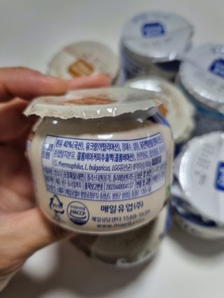 매일바이오 그릭요거트 오리지널 플레인 4개, 로스터리 커피믹스 4개 — 5점을 준 리뷰어가 2021년 12월 올린 사용 사진