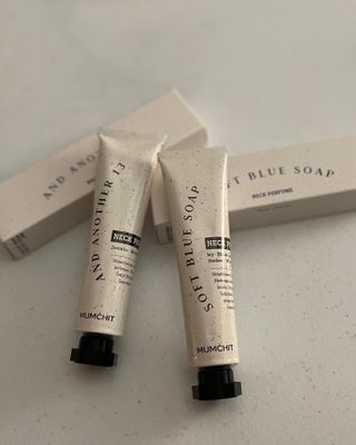 멈칫(MUMCHIT) 넥퍼퓸 NECKPERFUME 2가지 향 — 5점을 준 리뷰어가 2021년 12월 올린 사용 사진
