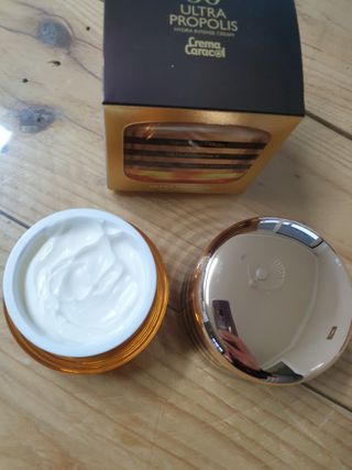 자민경 크레마카라콜 울트라 프로폴리스 하이드라 인텐스 크림 50ml — 5점을 준 리뷰어가 2021년 1월 올린 사용 사진