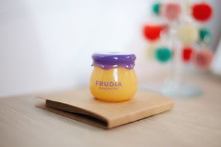 틱톡 [후르디아] 튼입술해결템 올리브영 블루베리 하이드레이팅 허니 립밤 — 5점을 준 리뷰어가 2023년 12월 올린 사용 사진