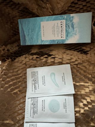[스킨1004] 마다가스카르 센텔라 히알루-시카 워터핏 선세럼 50ml — 4점을 준 리뷰어가 2024년 5월 올린 사용 사진