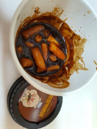 유비쿡 컵떡볶이 매운컵떡볶이2개/ 짜장컵떡볶이 2개  총 4개세트 — 5점을 준 리뷰어가 2021년 3월 올린 사용 사진