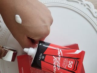 약손명가코스메틱 에오스보떼 스피드터치 선크림 50ml — 5점을 준 리뷰어가 2021년 8월 올린 사용 사진