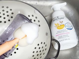 에티튜드 천연 젖병세정제 무향 아토베이비 폼타입 (295ml) 천연 친환경 비건 — 5점을 준 리뷰어가 2022년 8월 올린 사용 사진
