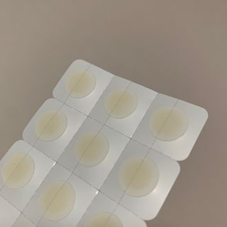 올리브영 엘라밴드 하이드로 도트 스팟패치 12mm, 티트리 — 4.5점을 준 리뷰어가 2022년 10월 올린 사용 사진