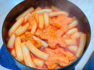 빨간키트 떡볶이 밀키트 2~3인분 매운맛 국물 떡볶이 만들기 쉬운 황금 레시피 분말 소스로 간편한 요리 — 5점을 준 리뷰어가 2021년 10월 올린 사용 사진