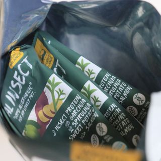 [푸디웜] 라포그  리얼인섹트 웨이트밸런스 저알러지 강아지 사료  1.2KG — 4점을 준 리뷰어가 2021년 7월 올린 사용 사진