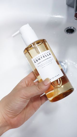 스킨1004 [SKIN1004] 마다가스카르 센텔라 라이트 클렌징 오일 200ml — 5점을 준 리뷰어가 2024년 8월 올린 사용 사진
